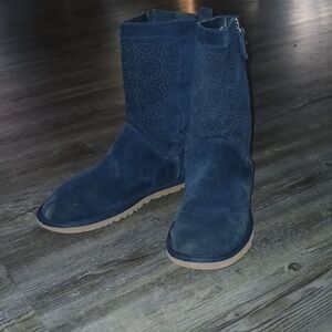 UGG Blue Floral Pattern Perforated Suede Side Zip Boots Sz 6  S/N 1004545 EUC